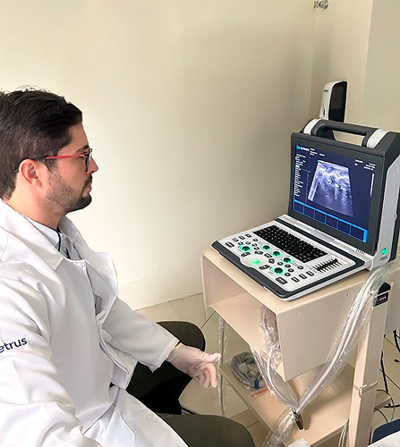 Imagem médico testando ultrassom | Serv Imagem Assistência Técnica VMI Médica e Alfamed